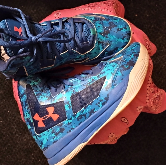 Under Armour basketball shoes - Picture 4 of 5